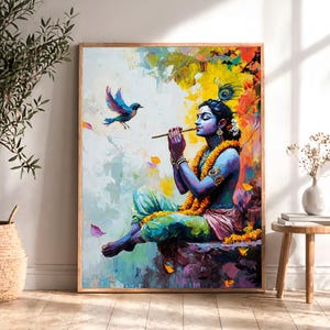 Puede incluir: Una pintura enmarcada representa una figura de piel azul tocando la flauta, adornada con una guirnalda floral y joyas. Un pájaro vuela cerca. La obra presenta colores vibrantes y un tema espiritual, con un marco de madera.