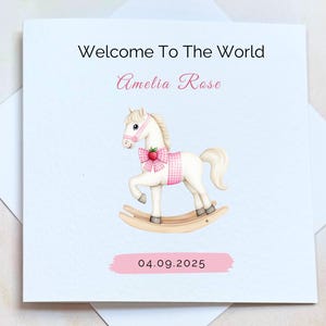Carte de naissance avec cheval à bascule, carte de bienvenue dans le monde pour bébé fille, carte de naissance personnalisée pour nièce, carte de naissance faite main