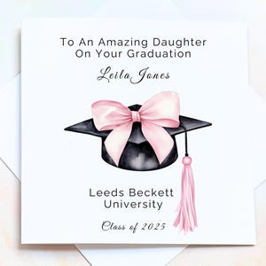 Carte de graduation rose et noire personnalisée pour elle, carte de diplômée pour femme, promotion 2025 carte de félicitations à la mode pour meilleure amie
