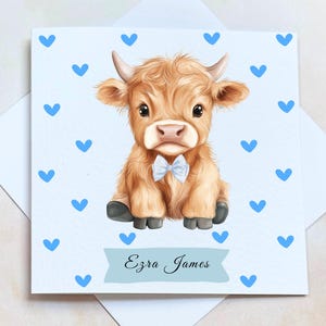 Carte personnalisée de bébé garçon vache Highland, jolie vache avec noeud papillon bleu carte de naissance, carte de fête de naissance de bébé garçon, carte souvenir de bébé