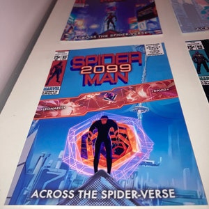 Pu&ograve; includere: Copertine di fumetti con Spider-Man. La copertina superiore recita "SPIDER-MAN" con una figura sagomata contro un paesaggio urbano. La copertina inferiore dice "SPIDER-MAN 2099" con una figura in un ambiente futuristico. Il testo "ACROSS THE SPIDER-VERSE" &egrave; visibile.