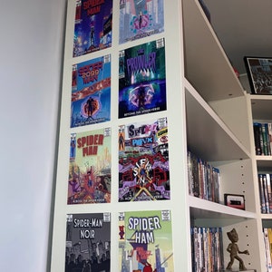 Pu&ograve; includere: Una collezione di copertine di fumetti di Spider-Man, con vari personaggi come Spider-Gwen, Spider-Man Noir e Spider-Ham. Le copertine presentano colori vivaci e illustrazioni dinamiche, con testo che include "Across the Spider-Verse" e "Beyond the Spider-Verse."