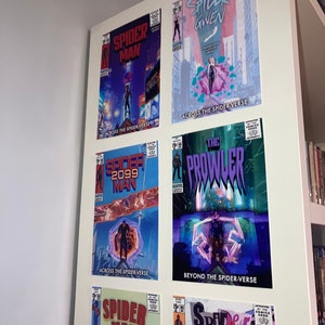 Puede incluir: Una colecci&oacute;n de seis portadas de c&oacute;mics con personajes de Spider-Man. Las portadas est&aacute;n en una variedad de estilos, incluyendo un estilo retro, un estilo futurista y un estilo moderno. Las portadas presentan el texto "Spider-Man", "Spider-Gwen", "Spider-Punk", "The Prowler" y "2099".