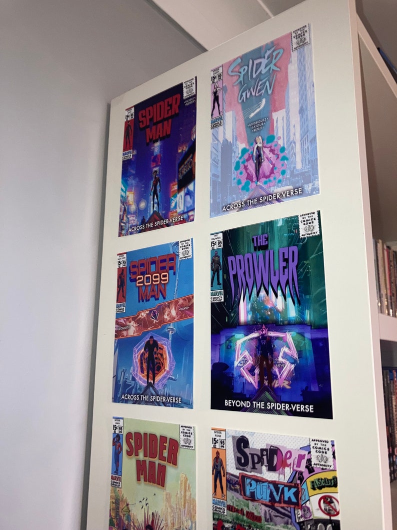 Puede incluir: Una colecci&oacute;n de seis portadas de c&oacute;mics con personajes de Spider-Man. Las portadas est&aacute;n en una variedad de estilos, incluyendo un estilo retro, un estilo futurista y un estilo moderno. Las portadas presentan el texto "Spider-Man", "Spider-Gwen", "Spider-Punk", "The Prowler" y "2099".