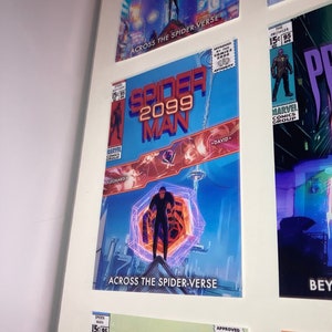 Pu&ograve; includere: Una collezione di copertine di fumetti con personaggi di Spider-Man. L'immagine centrale mostra "Spider-Man 2099" con uno sfondo di citt&agrave; futuristica. Altre copertine includono "Across the Spider-Verse" e "The Prowler", tutte con colori vivaci.