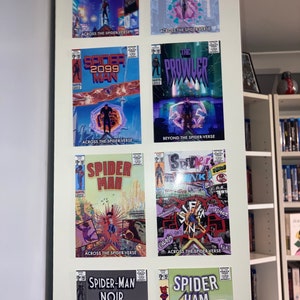 Pu&ograve; includere: Una collezione di copertine di fumetti con personaggi di Spider-Man. Le copertine presentano illustrazioni vivaci con titoli come "Spider-Man", "Spider-Gwen", "Spider-Man 2099" e "Spider-Ham". La frase "Across the Spider-Verse" &egrave; visibile su diverse copertine.