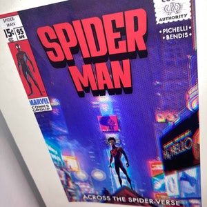 Puede incluir: Una portada de c&oacute;mic con Spider-Man en un traje rojo y negro de pie frente a un horizonte urbano. La portada se titula "Spider-Man: Across the Spider-Verse" y presenta el logotipo de Marvel Comics Group. La portada tambi&eacute;n incluye el texto "Aprobado por el Comics Code Authority" y los nombres "Pichelli" y "Bendis".