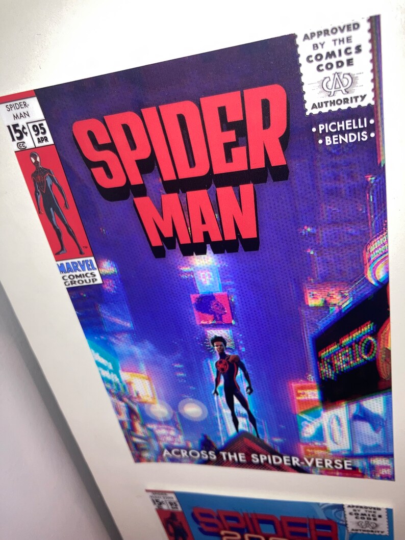 Puede incluir: Una portada de c&oacute;mic con Spider-Man en un traje rojo y negro de pie frente a un horizonte urbano. La portada se titula "Spider-Man: Across the Spider-Verse" y presenta el logotipo de Marvel Comics Group. La portada tambi&eacute;n incluye el texto "Aprobado por el Comics Code Authority" y los nombres "Pichelli" y "Bendis".