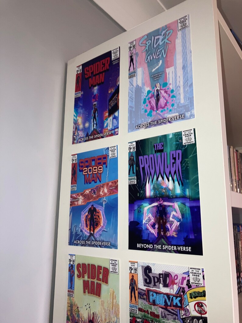 Pu&ograve; includere: Una collezione di sei copertine di fumetti con personaggi di Spider-Man. Le copertine presentano illustrazioni vivaci con titoli come "Spider-Man", "Spider-Gwen", "Spider-Man 2099" e "The Prowler". Sono visibili anche le frasi "Across the Spider-Verse" e "Beyond the Spider-Verse".