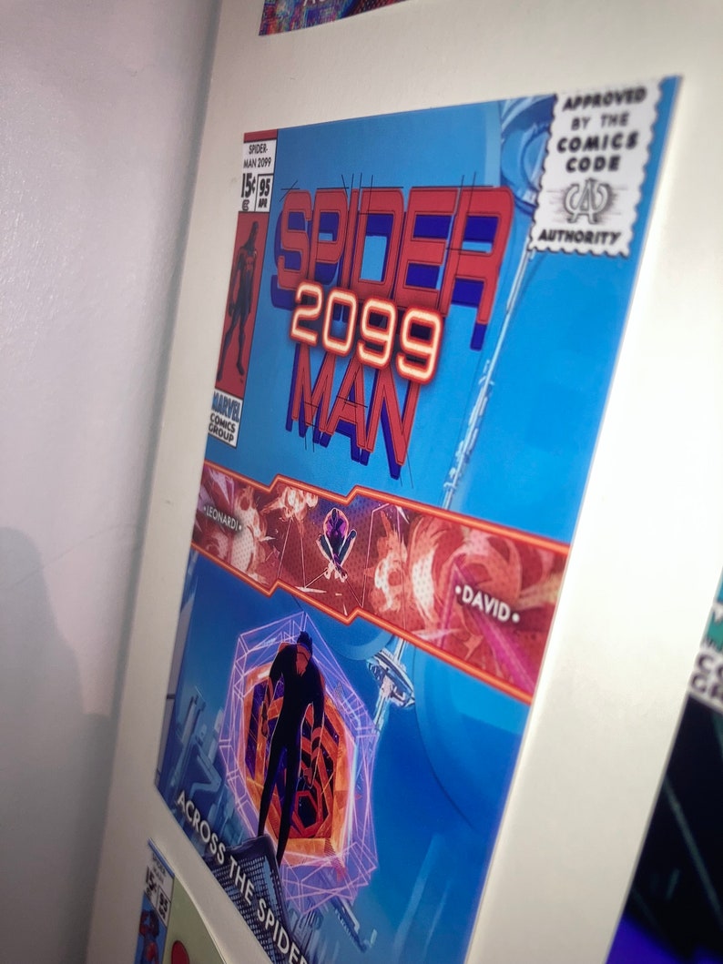 Pu&ograve; includere: Una copertina di fumetto incorniciata per "Spider-Man 2099" con uno sfondo blu e testo rosso e arancione. La copertina include il logo Marvel Comics Group, il sigillo Comics Code Authority e il testo "Across the Spider-Verse".