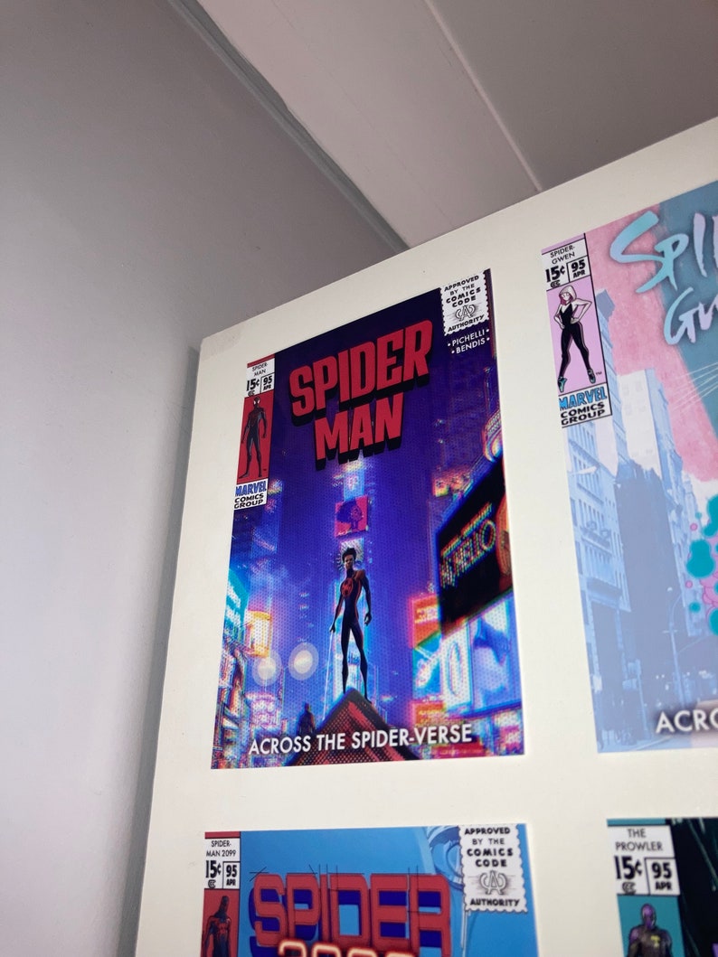 Puede incluir: Una portada de c&oacute;mic con Spider-Man con un traje negro de pie en un edificio con una ciudad en el fondo. La portada se titula "Spider-Man: Across the Spider-Verse".