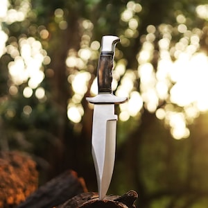 Handgefertigte Edelstahlklinge Jagd Bowiemesser, Outdoormesser, Campingmesser, Rambomesser Mit Griff aus gefärbtem Knochen, Stahlschutz und Knauf