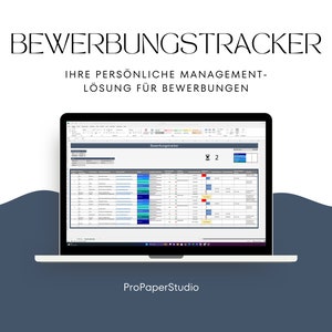 Può includere: Un computer portatile che mostra un foglio di calcolo con il titolo "Bewerbungstracker" e il testo "IHRE PERSÖNLICHE MANAGEMENT-LÖSUNG FÜR BEWERBUNGEN". Il foglio di calcolo è pieno di dati e ha uno schema di colori blu, verde e rosso. Il laptop è su una superficie blu scuro con una forma a onda.