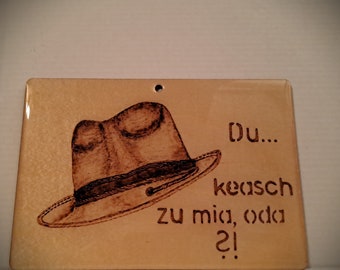 Carte postale en bois avec chapeau tyrolien