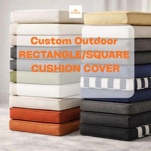 Può includere: Pile di fodere per cuscini rettangolari/quadrati da esterno personalizzate, in vari colori, tra cui bianco, arancione, grigio e blu navy. Alcune fodere presentano motivi a righe. Il testo "Custom Outdoor RECTANGLE/SQUARE CUSHION COVER" è visibile.