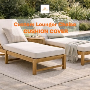 Può includere: Due chaise longue in legno con cuscini e cuscini bianchi sono esposte all'aperto. Il testo "Custom Lounger Chaise Cushion Cover" è sovrapposto all'immagine. Un tavolino e una piscina sono visibili sullo sfondo.