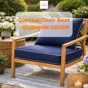 Puede incluir: Silla de madera para exteriores con cojín y almohada azul marino, ribeteados con ribete blanco. El texto "Custom Chair Seat Cushion Cover" se muestra en la imagen. La silla está colocada sobre una alfombra a rayas azules y blancas.