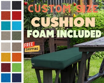 Pode incluir: Uma almofada retangular verde-escura para banco de exterior com espuma incluída, colocada num banco de madeira. A imagem apresenta uma grelha de vinte e quatro amostras de tecido à esquerda e o texto CUSTOM SIZE CUSHION FOAM INCLUDED.