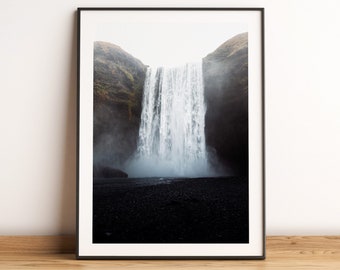 Puede incluir: Una fotografía en blanco y negro de una cascada que cae por un acantilado rocoso. El agua es blanca y espumosa, y el acantilado es oscuro y texturizado. La cascada está rodeada de niebla y neblina, creando una atmósfera dramática y etérea.
