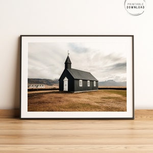 Può includere: Stampa incorniciata raffigurante una chiesa nera con porta e finestre bianche, sullo sfondo di un cielo nuvoloso e montagne. La chiesa si trova su un campo erboso. Le parole "PRINTABLE DOWNLOAD" sono nell'angolo in alto a destra.