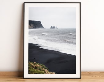 Reynisfjara strand, Islands väggdekor, isländskt stämningsfullt landskap utskrivbart, Europa reseaffisch, nordisk väggkonst, resepresent