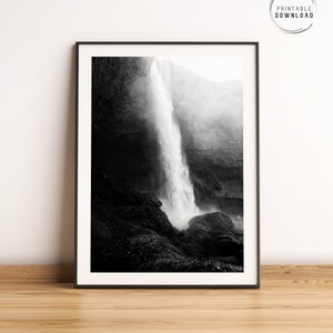 Kvernufoss Wasserfall, Island druckbare Wandkunst, Schwarzweißfotografie, nordische Wanddekoration, isländische Landschaftsreiseplakat