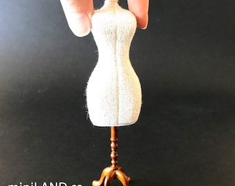 ウォールナット 上質ドレスフォーム 1:12スケール ドールハウス ミニチュア木製マネキン ドレス 服 衣類 縫製 縫製デザイナー Y2826 WN