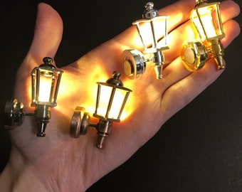 Moderne Kutschen Wandlampe Super helles LED Licht mit Ein/Aus Schalter für 1:12 Puppenhaus Miniatur Wechselbatterie FA052022