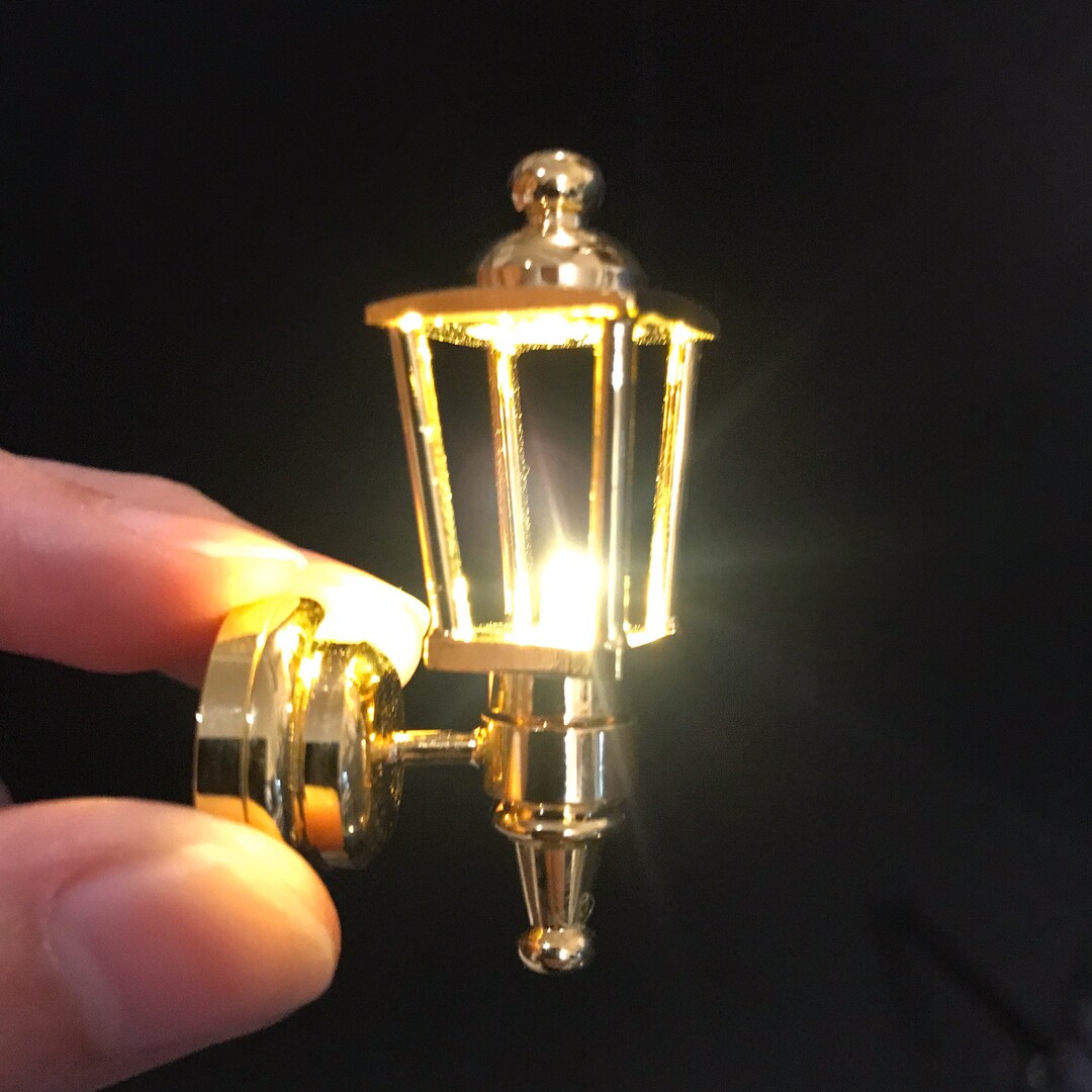 Miniatur Wandleuchte Puppenhaus - Gold/Weiß Mit Warmem LED Licht 1:12