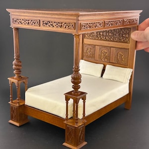 Miniatur Himmelbett aus Holz Ende 16 Jahrhundert Puppenhaus 1:12 handgefertigte Replik des Großen Betts von Ware Y7180WN