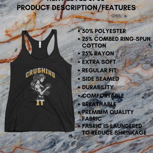 Peut inclure: D&eacute;bardeur noir avec dos nageur et l'inscription "Crushing It" en lettres dor&eacute;es, ainsi qu'un dessin d'une femme soulevant des poids. Le d&eacute;bardeur est compos&eacute; d'un m&eacute;lange de polyester, de coton et de rayonne. La description du produit mentionne des caract&eacute;ristiques telles que doux et respirant.