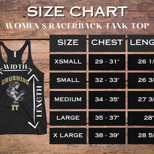 Peut inclure: D&eacute;bardeur noir avec un graphique d'une femme soulevant des poids et le texte "Crushing It". L'image comprend un tableau des tailles avec des mesures de poitrine et de longueur en centim&egrave;tres pour les tailles XSmall &agrave; XLarge.