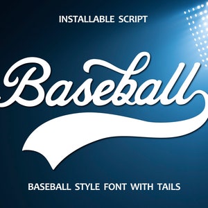 Può includere: Carattere in stile baseball bianco con code, la parola "Baseball" è scritta in corsivo con un arco bianco dietro. Il testo "Installable Script" è sopra la parola "Baseball" e il testo "Baseball Style Font With Tails" è sotto la parola "Baseball".
