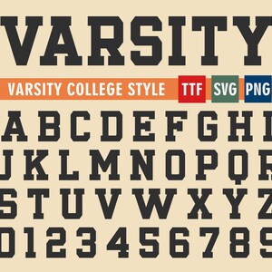 Może przedstawiać: Alfabet czcionki Varsity College Style w kolorze czarnym z dużymi literami, liczbami od 0 do 9 i słowami "Varsity College Style" na banerze nad literami. Słowa "TTF", "SVG" i "PNG" znajdują się w kolorowych polach po prawej stronie banera.