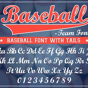 Può includere: Font di baseball con code, che comprende lettere maiuscole, minuscole e numeri da 0 a 9. Il font è bianco con un contorno rosso e si trova su uno sfondo blu con palle da baseball.