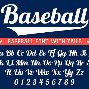 Può includere: Font di baseball bianco con code. L'alfabeto è mostrato in lettere maiuscole e minuscole, insieme ai numeri da 0 a 9. Il font è impostato su uno sfondo blu scuro con un nastro rosso in alto che dice "BASEBALL FONT WITH TAILS".