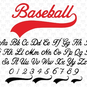 Può includere: Un set di caratteri a tema baseball con la parola "Baseball" in corsivo rosso. Sotto, un alfabeto completo, numeri da 0 a 9 e decorazioni. Le lettere e i numeri sono in corsivo nero.