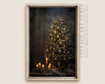 Op de afbeelding: Een kerstboom in vintage stijl met gouden en zilveren ornamenten, verlicht door kaarslicht. De boom is versierd met een ster bovenop en is omringd door kaarsen in antieke houders. De afbeelding heeft een donkere, sfeervolle uitstraling en is ingelijst in een wit frame.