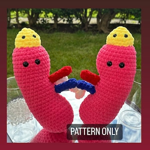 Puede incluir: Un patrón de crochet para un par de riñones. Los riñones son de color rosa con tapas amarillas y ojos negros. El patrón incluye instrucciones para tejer los riñones y sus tubos de conexión.
