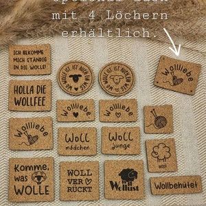 Könnte beinhalten: Eine Sammlung von Kork-Etiketten mit verschiedenen Woll-Designs, darunter Schafe, Wolle und Text wie "Wollliebe" und "Holla die Wollfee". Die Etiketten sind mit vier Löchern erhältlich.