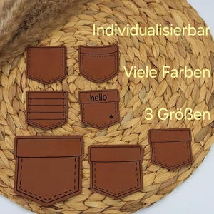 Könnte beinhalten: Sechs braune Leder-Patches in Form von Taschen, mit verschiedenen Designs und Größen. Die Patches befinden sich auf einem geflochtenen Strohhintergrund. Der Text "Individualisierbar", "Viele Farben" und "3 Größen" ist auf dem Hintergrund sichtbar.