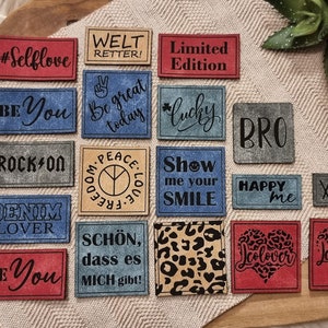 Könnte beinhalten: Eine Sammlung von 18 bunten Stoff-Patches mit verschiedenen Sprüchen und Designs, darunter "#Selflove", "Be You", "Rock On", "Denim Lover", "Be Great Today", "Peace Love Free", "Show Me Your Smile", "Lucky", "Bro", "Happy Me", "XOXO", "Schon, dass es mich gibt!" und "Limited Edition".