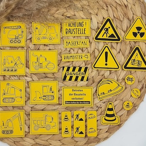 Könnte beinhalten: Ein Satz von 18 gelben und schwarzen Warnschildern zum Thema Bau. Die Schilder zeigen verschiedene Sicherheitshinweise, darunter "Achtung! Baustelle", "Baggerfan", "Baumeister", "Danger" und "Betreten der Baustelle verboten! Eltern halten für ihre Kinder!"