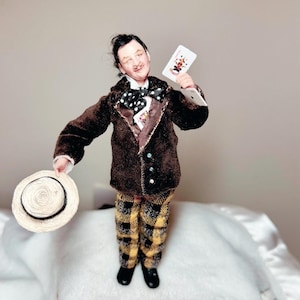 Miniatuur OOAK polymeerklei handgebeeldhouwde mannelijke figuur, kaart scherp, man, realistische 12e schaal karakterpop door Lana Halla