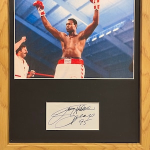 Larry Holmes voormalig wereldkampioen boksen gegarandeerd handgesigneerde kaartpresentatie ingelijst 40 x 30 cm met COA - certificaat van echtheid