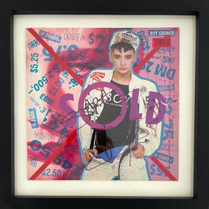 Álbum de Boy George firmado a mano con garantía de calidad &quot;Vendido&quot;. Enmarcado en 45 cm x 45 cm con Certificado de Autenticidad AFTAL (COA).