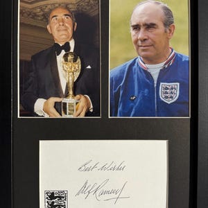 Sir Alf Ramsey, técnico vencedor da Copa do Mundo da Inglaterra de 1966 - Cartão raro e genuíno assinado à mão da Inglaterra FA, emoldurado 30 cm x 20 cm com certificado de membro da AFTAL