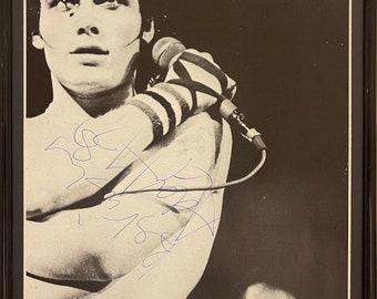 Adam Ant, photo en noir et blanc garantie à 100 % signée à la main - avec certificat d'authenticité - certificat d'authenticité. Cadre noir 12' x 9' pouces.