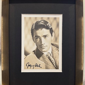 Gregory Peck, actor ganador de varios premios de la Academia, foto firmada a mano y enmarcada (20,32 x 15,24 m) - Con certificado de autenticidad AFTAL - Enmarcado con efecto dorado