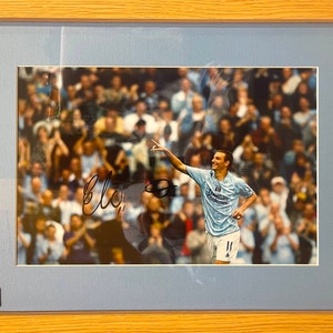 Elano - Iconic Former Manchester City Player Oak Framed (40cm x 30cm) Genuine 100% Hand Signed Photo with COA - Certificate Of Authenticity